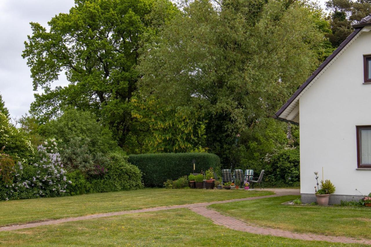 Urlaubs-Appartement Am Dorfrand Wieck Exteriör bild