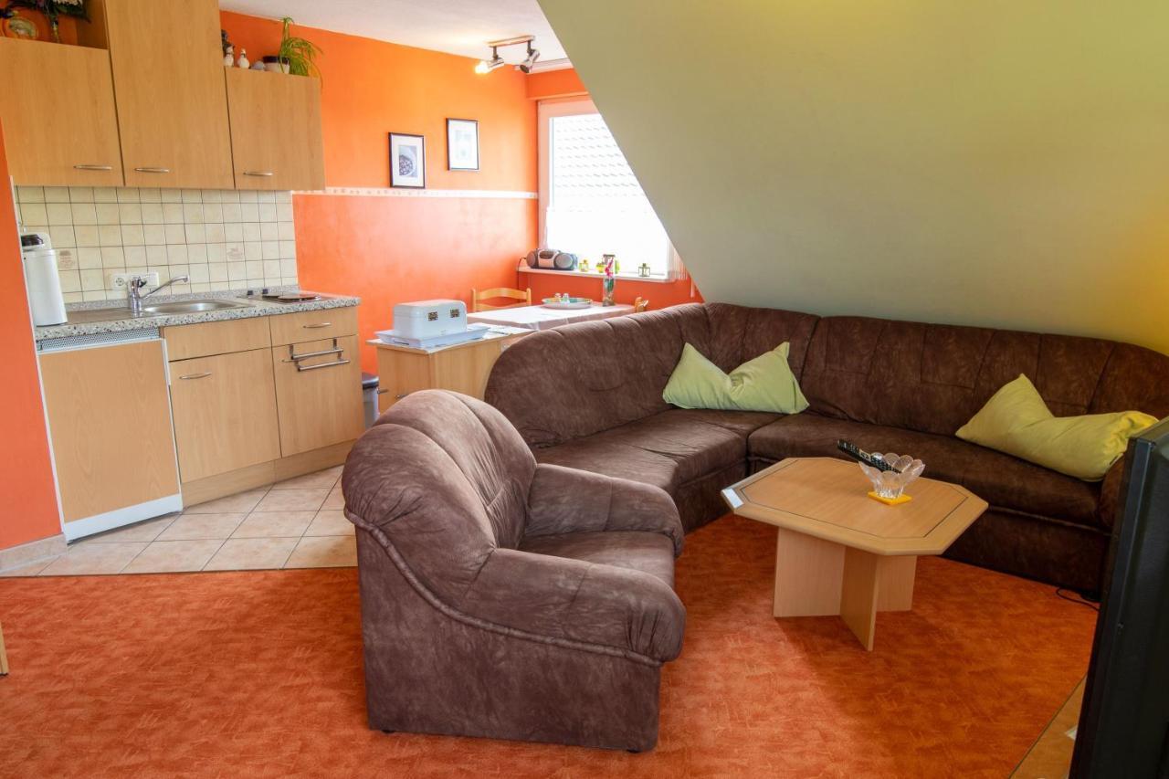 Urlaubs-Appartement Am Dorfrand Wieck Exteriör bild