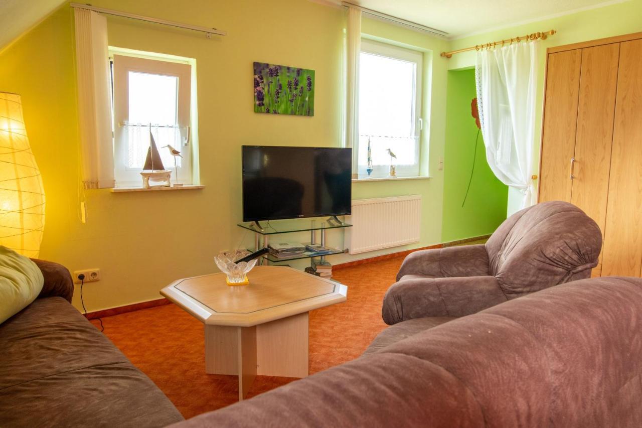 Urlaubs-Appartement Am Dorfrand Wieck Exteriör bild