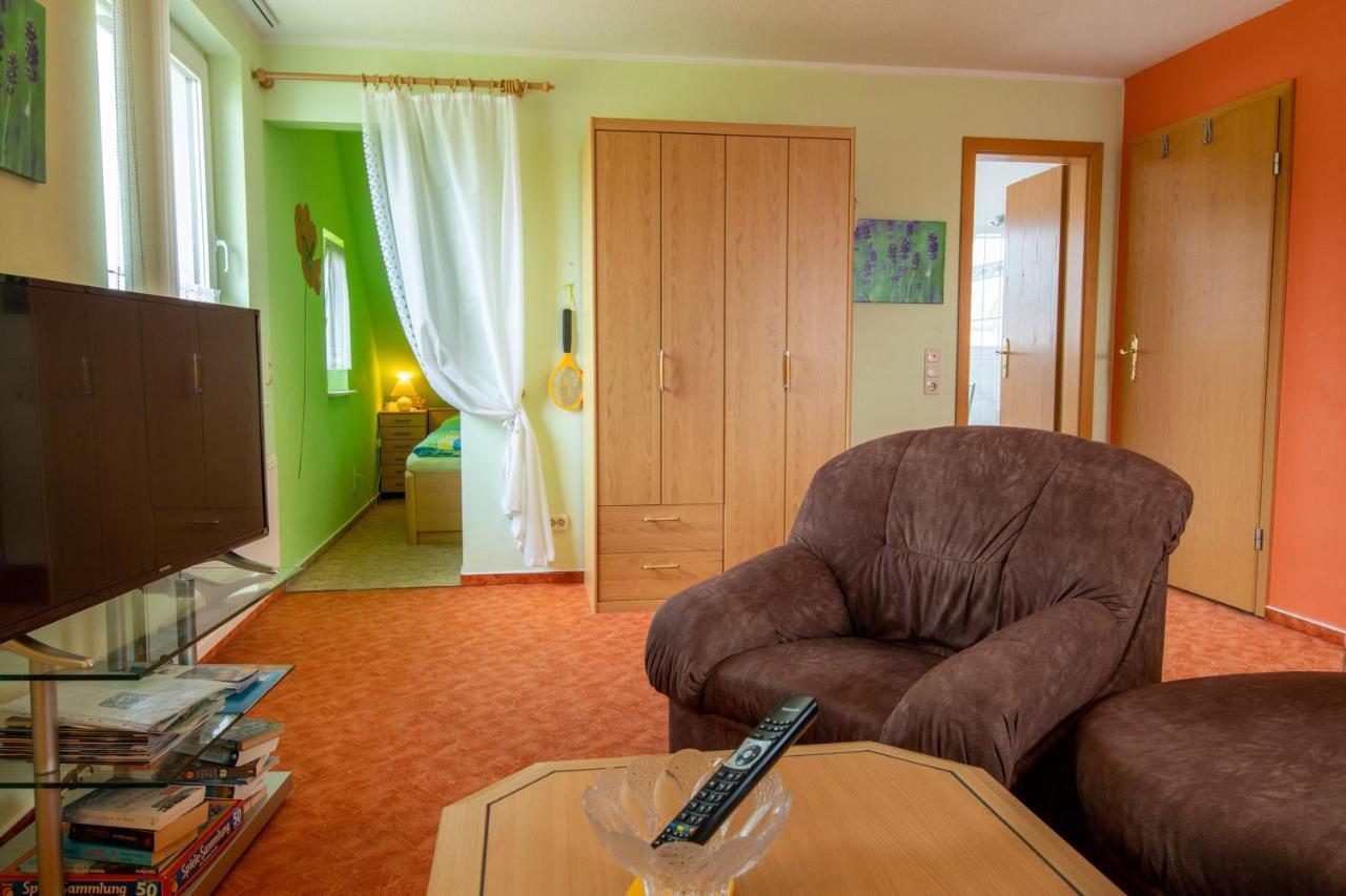 Urlaubs-Appartement Am Dorfrand Wieck Exteriör bild