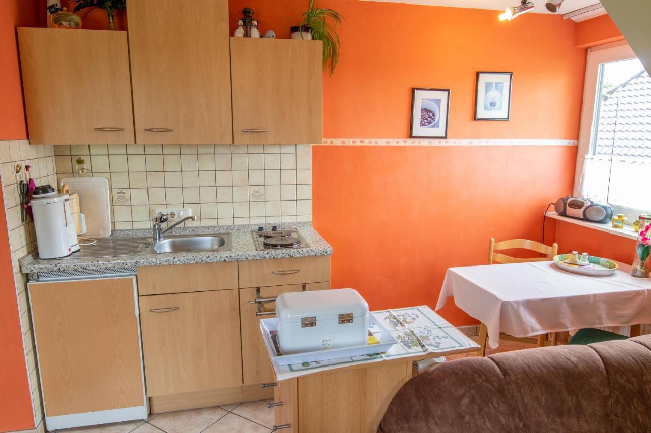 Urlaubs-Appartement Am Dorfrand Wieck Exteriör bild